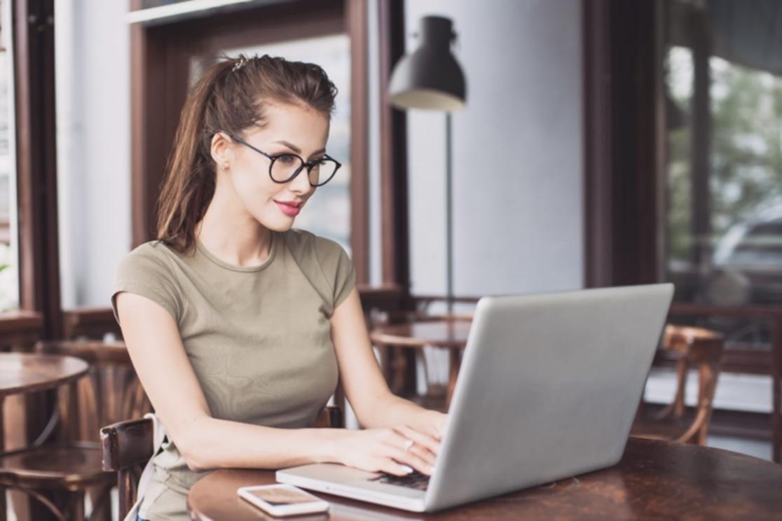 Participante revisando un texto durante un webinar de dardul